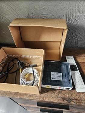 Werkende Swisscom TV-Box (IP1200) met afstandsbediening, Ophalen of Verzenden, Zo goed als nieuw, Router met modem, Swissonic