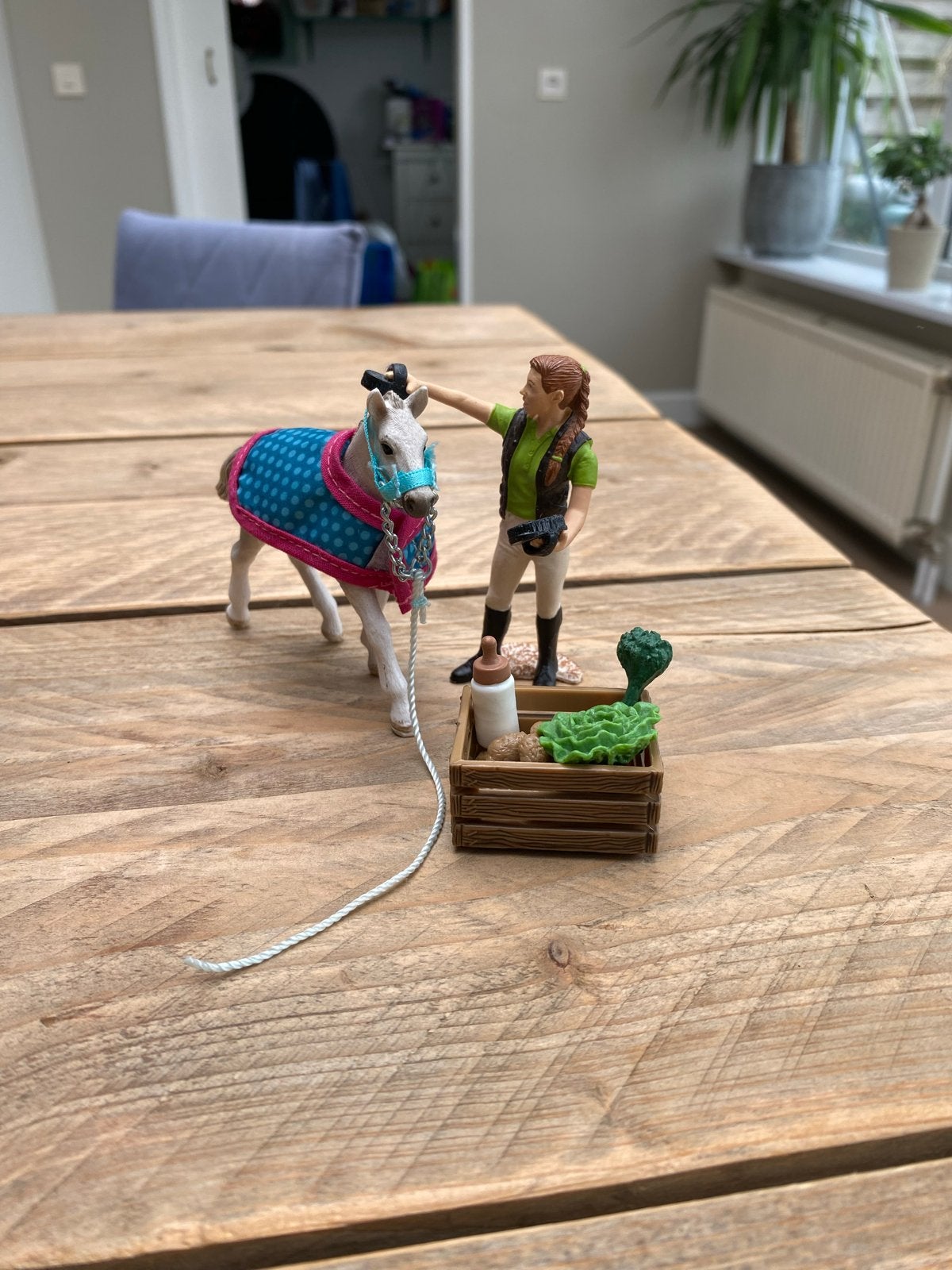 Schleich paard met deken, halster en verzorger, Ophalen of Verzenden, Gebruikt