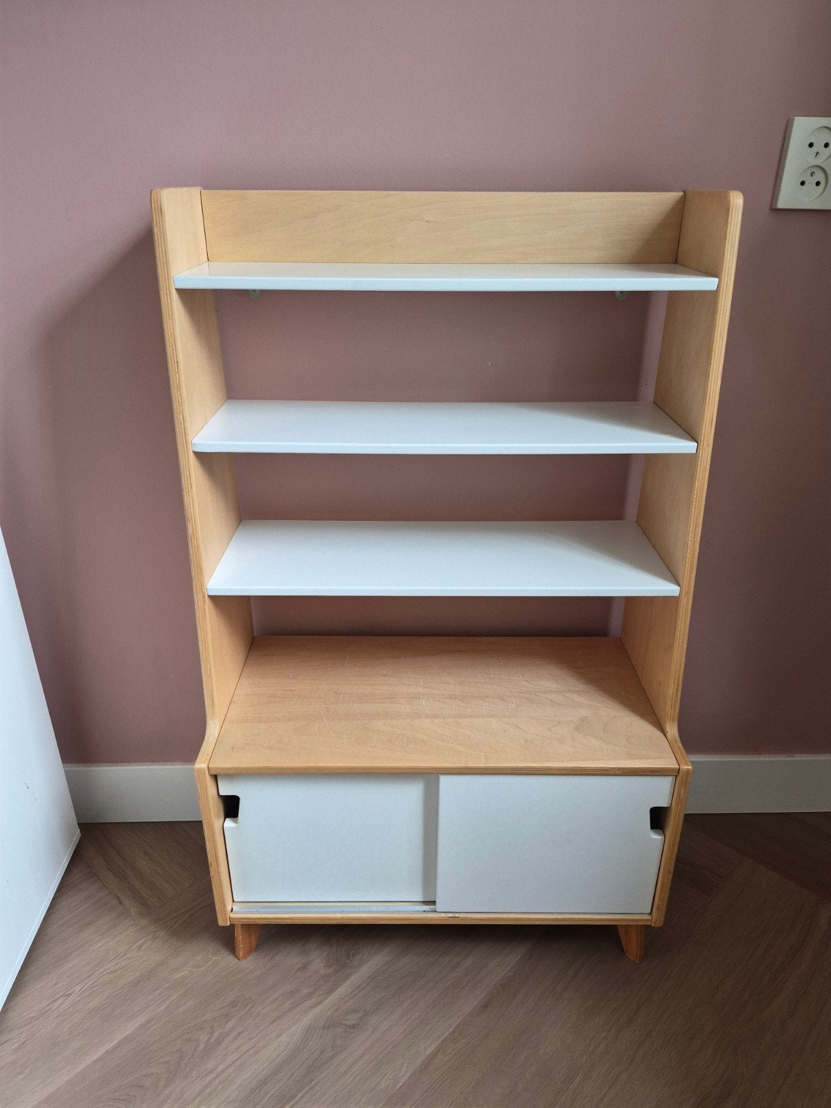 Petite Amélie Boekenkast met Schuifdeurtjes - Kinderkamer, Ophalen, 50 tot 100 cm, Minder dan 100 cm, 25 tot 50 cm