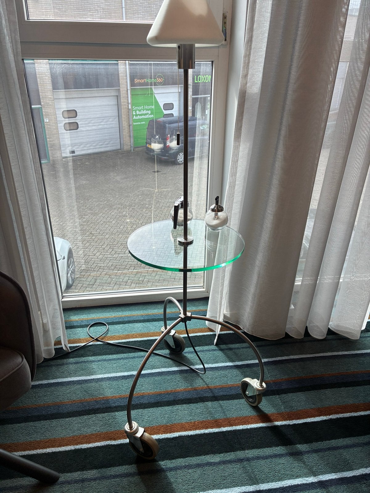 Moderne vloerlamp met glazen tafelblad en wieltjes, Huis en Inrichting, Ophalen, Gebruikt, Glas, 100 tot 150 cm