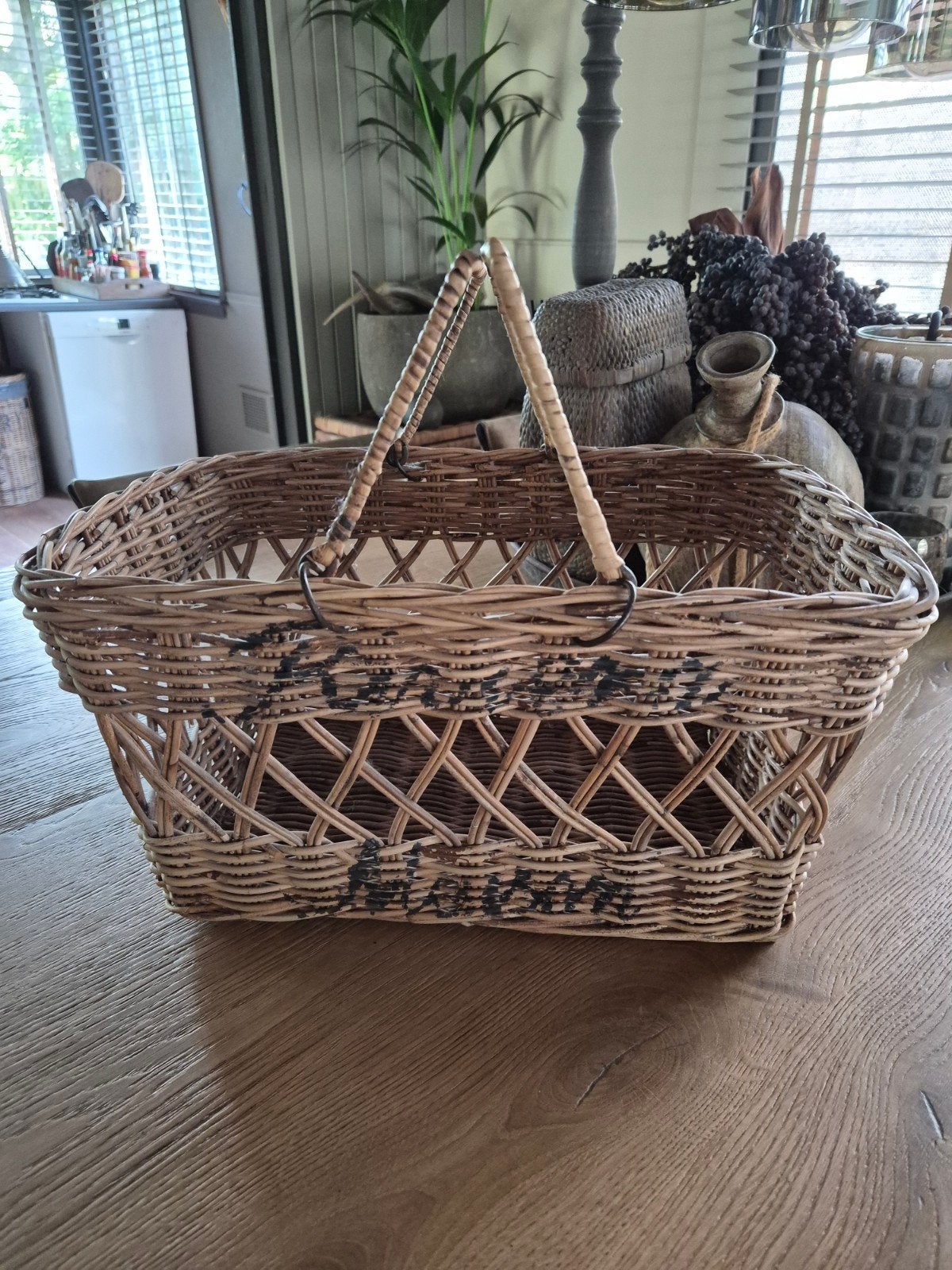 Riviera Maison rattan mand vergrijsd met handvaten zonder la, Ophalen of Verzenden, Zo goed als nieuw, Rechthoekig, Riet