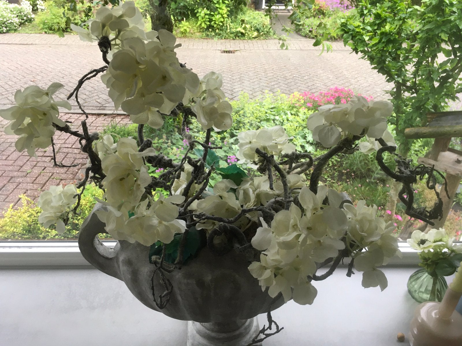 GROTE BLOEMPOT MET KUNSTHORTENSIA’S EN TAKKEN, Ophalen of Verzenden