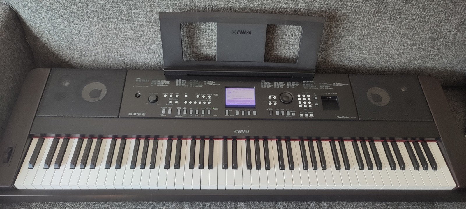 Yamaha DGX-650 Portable Grand + pedalen + houten statief, Ophalen, Bruin, Digitaal, Zo goed als nieuw