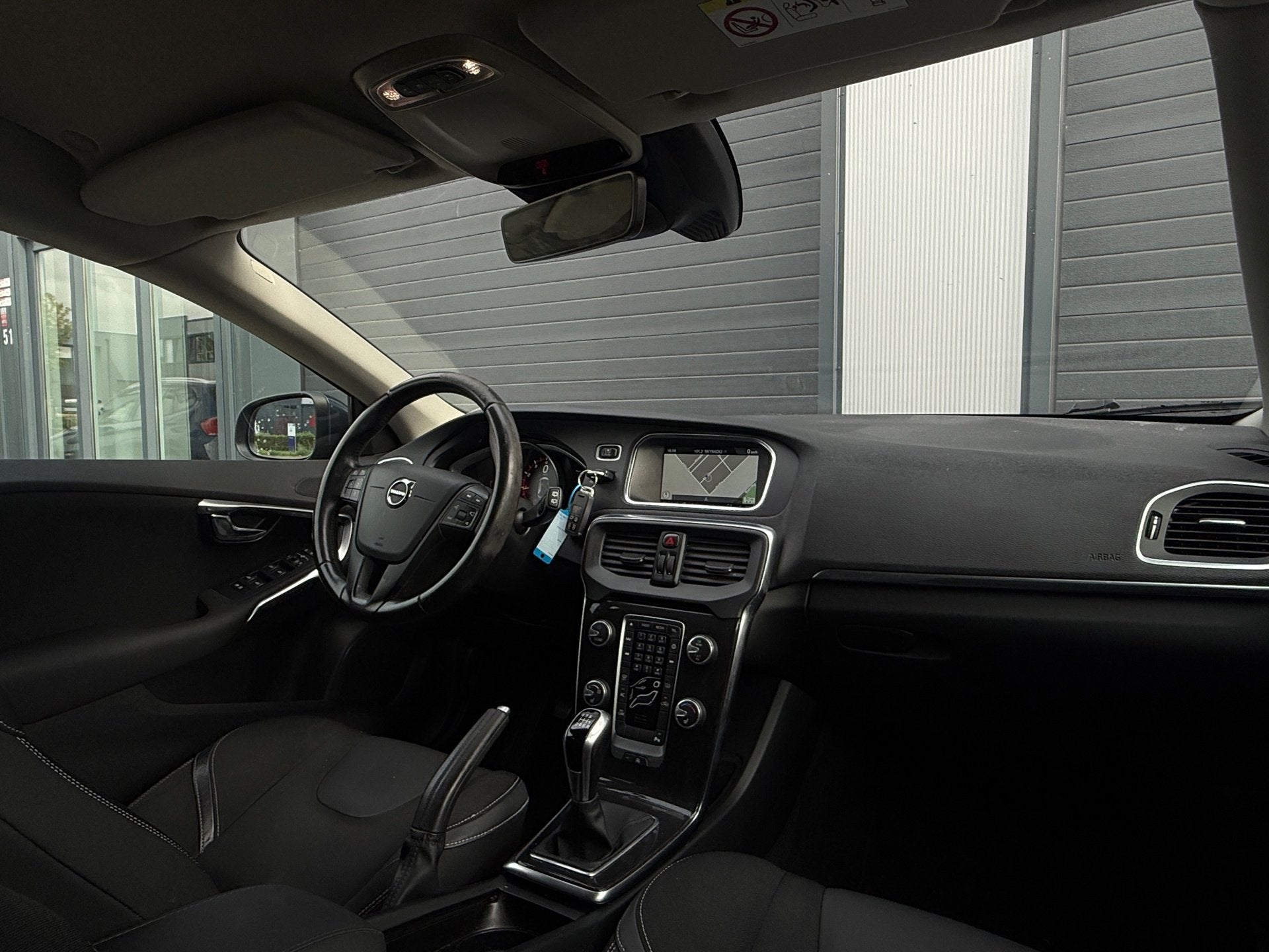Volvo V40 2.0 T2 R-Design / STOELVERWARMING / CRUISE CONTROL, Voorwielaandrijving, Start-stop-systeem, Gebruikt, Euro 6