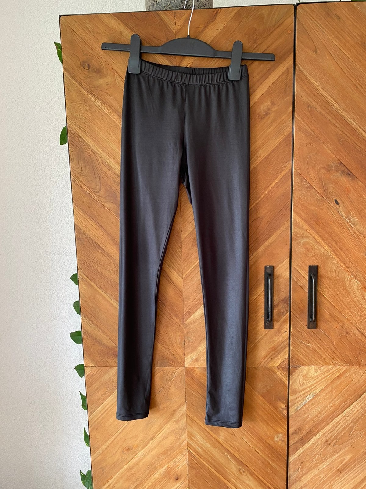 Zgan. Mooie coated Legging van Cars. Maat 140, Kinderen en Baby's, Kinderkleding | Maat 140, Broek, Meisje, Ophalen of Verzenden