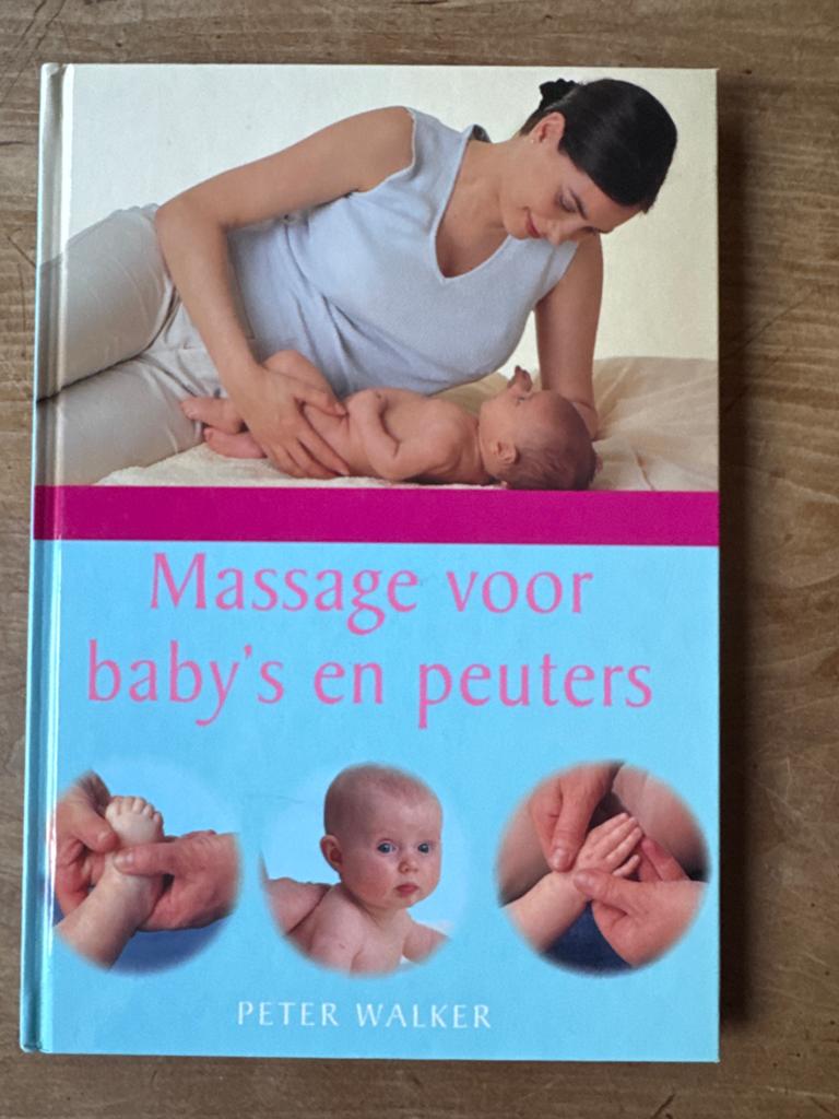Boek: Massage voor baby's en peuters - Peter Walker, Ophalen of Verzenden, Zo goed als nieuw, Opvoeding tot 6 jaar