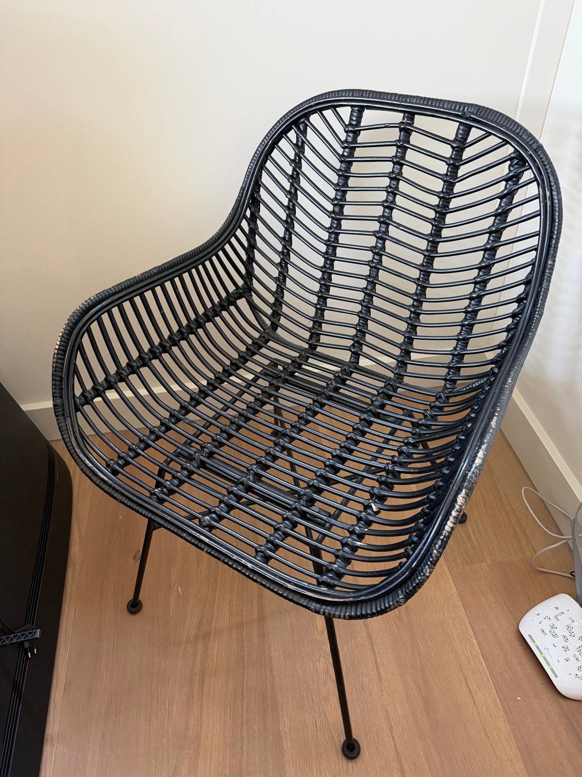 2x Zwarte rotan stoel evt. met schapenvacht, Huis en Inrichting, Stoelen, Ophalen, Gebruikt, Twee, Zwart