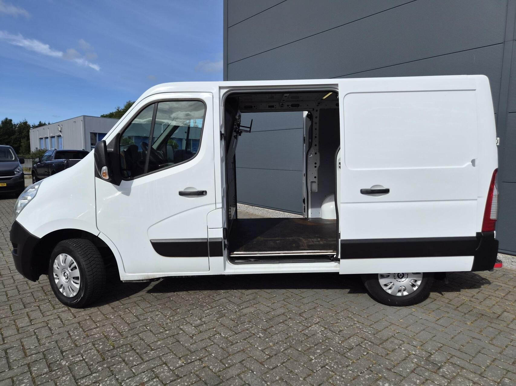 Renault Master 2.3 dCi L1H1 Airco 130pk Navi Trek 2x Schuifd, Auto's, Gebruikt, Euro 6, 4 cilinders, Renault
