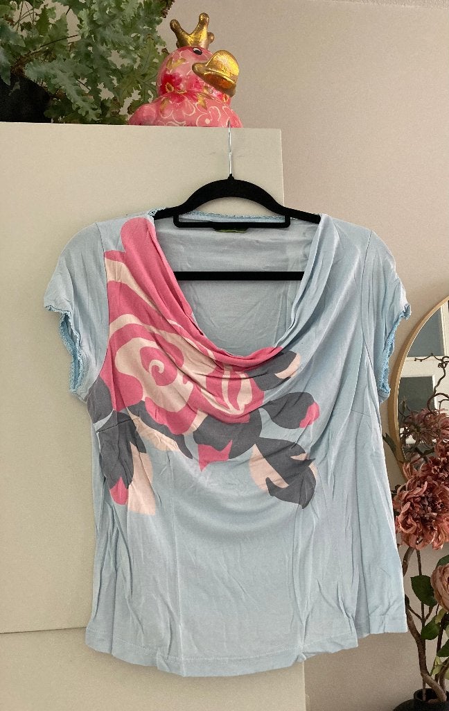 OILILY Prachtig lichtblauw shirt met waterval hals , mt M 38, Maat 38/40 (M), Oilily, Blauw, Ophalen of Verzenden