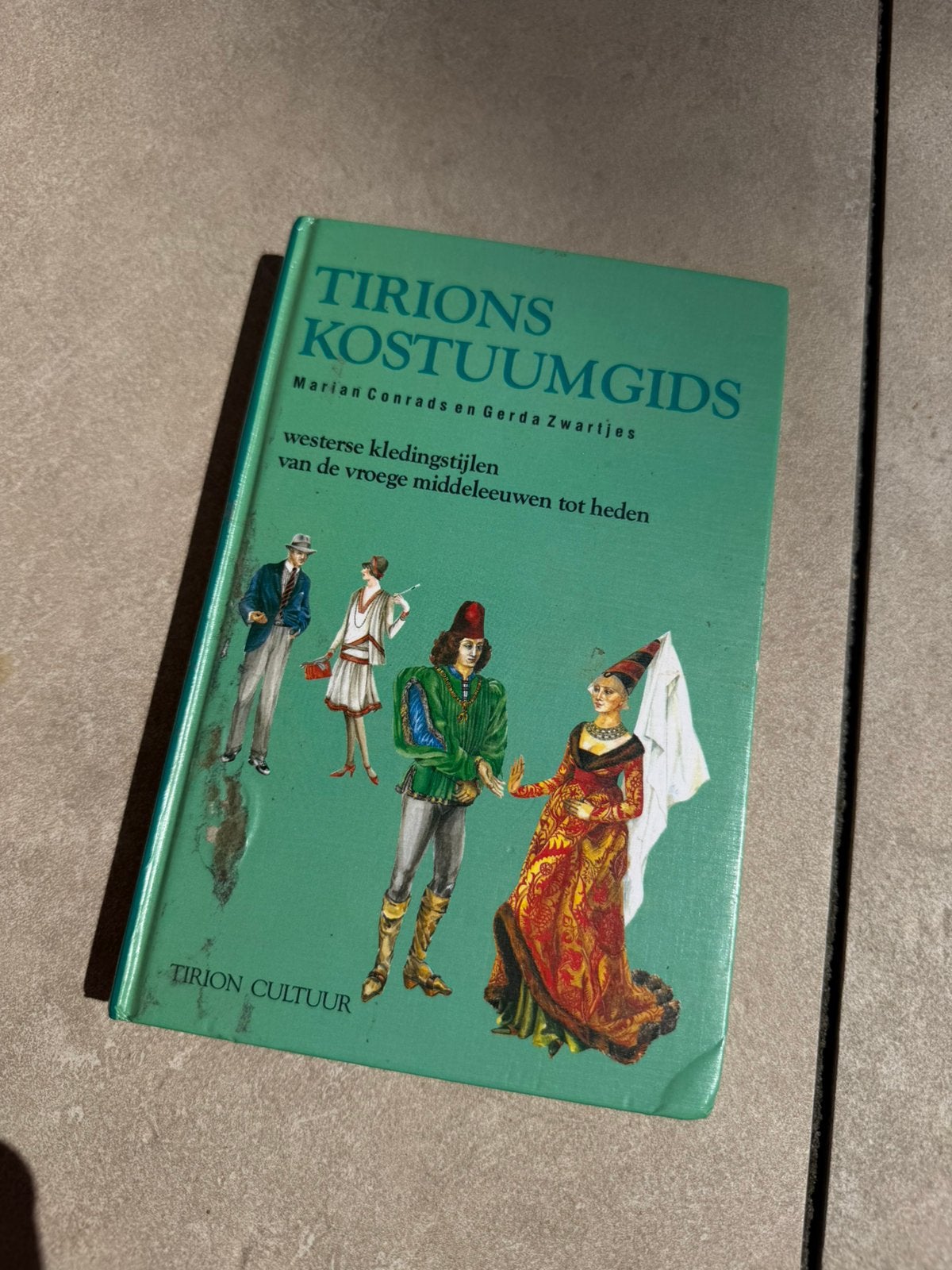 M. Conrads - Tirions kostuumgids, Ophalen of Verzenden, Zo goed als nieuw, M. Conrads; G. Zwartjes