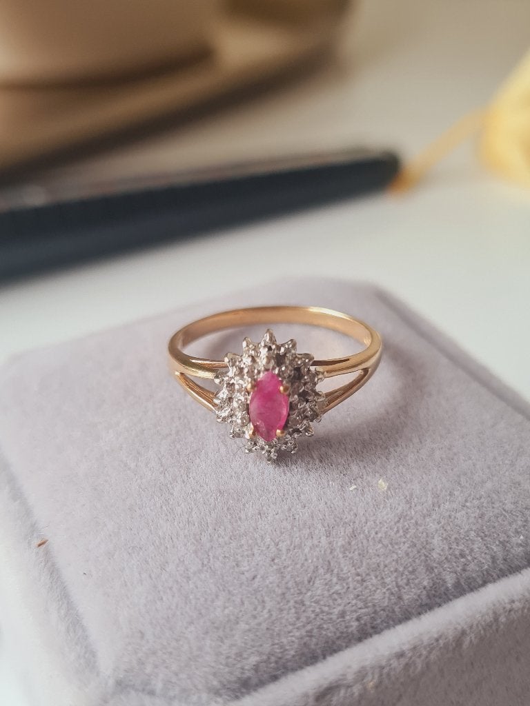 9. kt gouden damesring robijn met diamant, Ophalen of Verzenden, Zo goed als nieuw, 17 tot 18, Met edelsteen