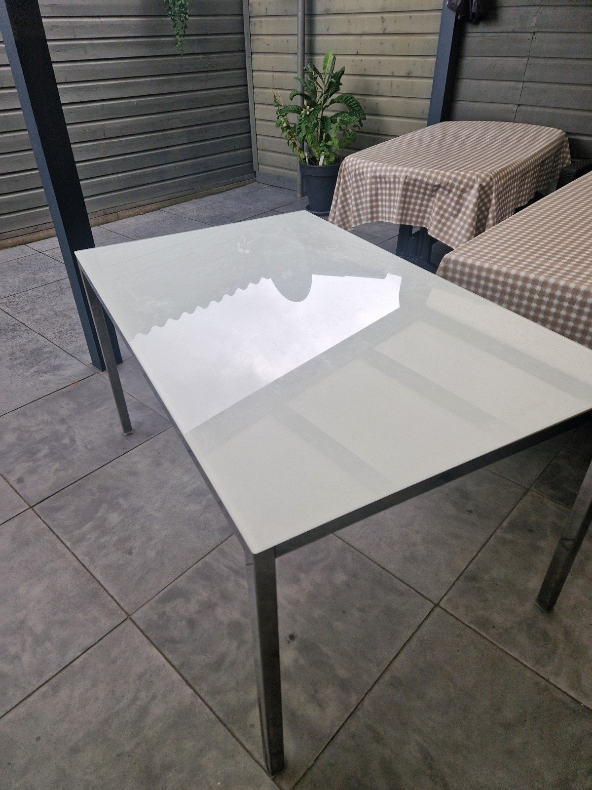 Moderne eettafel met glazen blad en metalen poten, Huis en Inrichting, Ophalen, Gebruikt, 100 tot 150 cm, 50 tot 100 cm