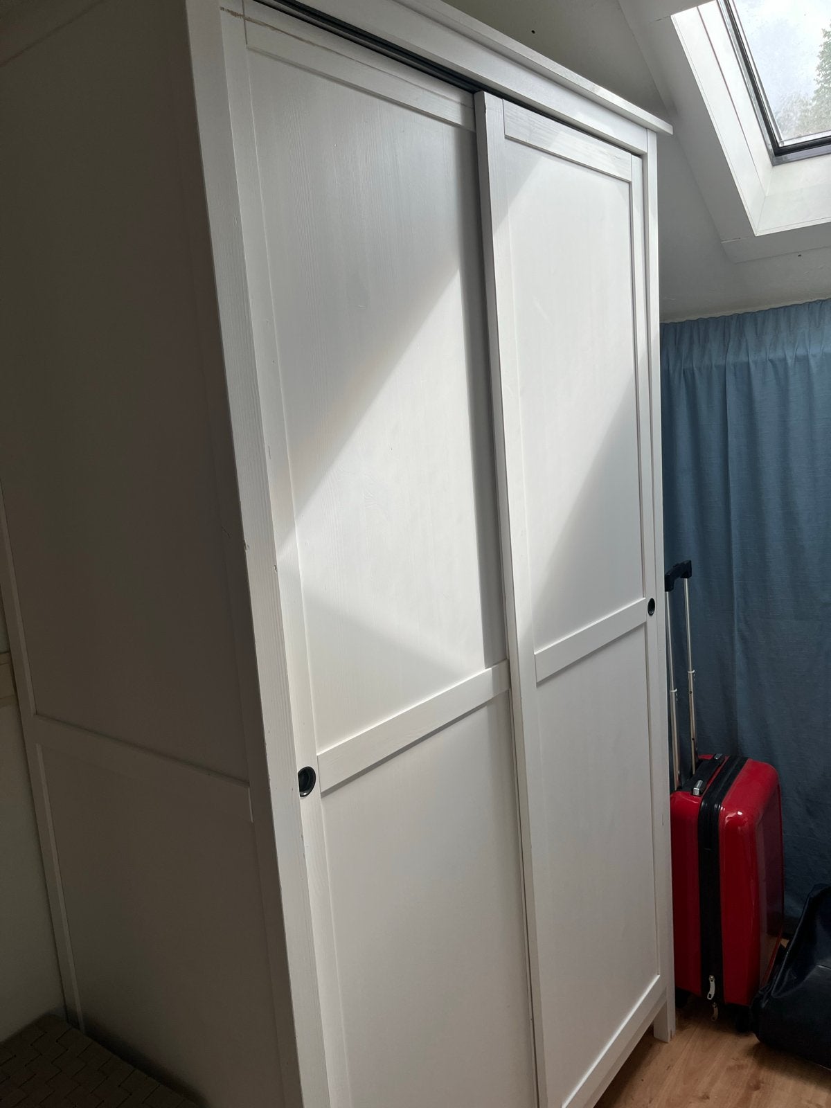 Witte IKEA kledingkast met schuifdeuren en planken, 100 tot 150 cm, Ophalen of Verzenden, Zo goed als nieuw, 150 tot 200 cm