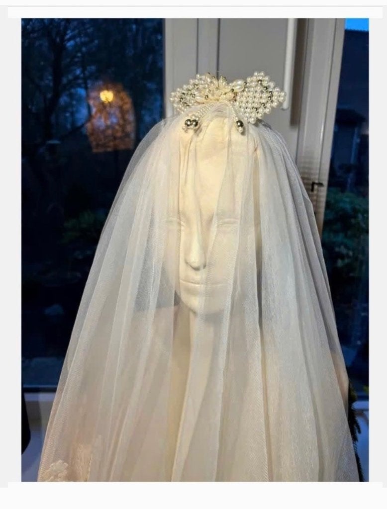 Bijzonder mooie witte Bruidssluier met parel clip, Wit, Ophalen of Verzenden, Zo goed als nieuw, Accessoires