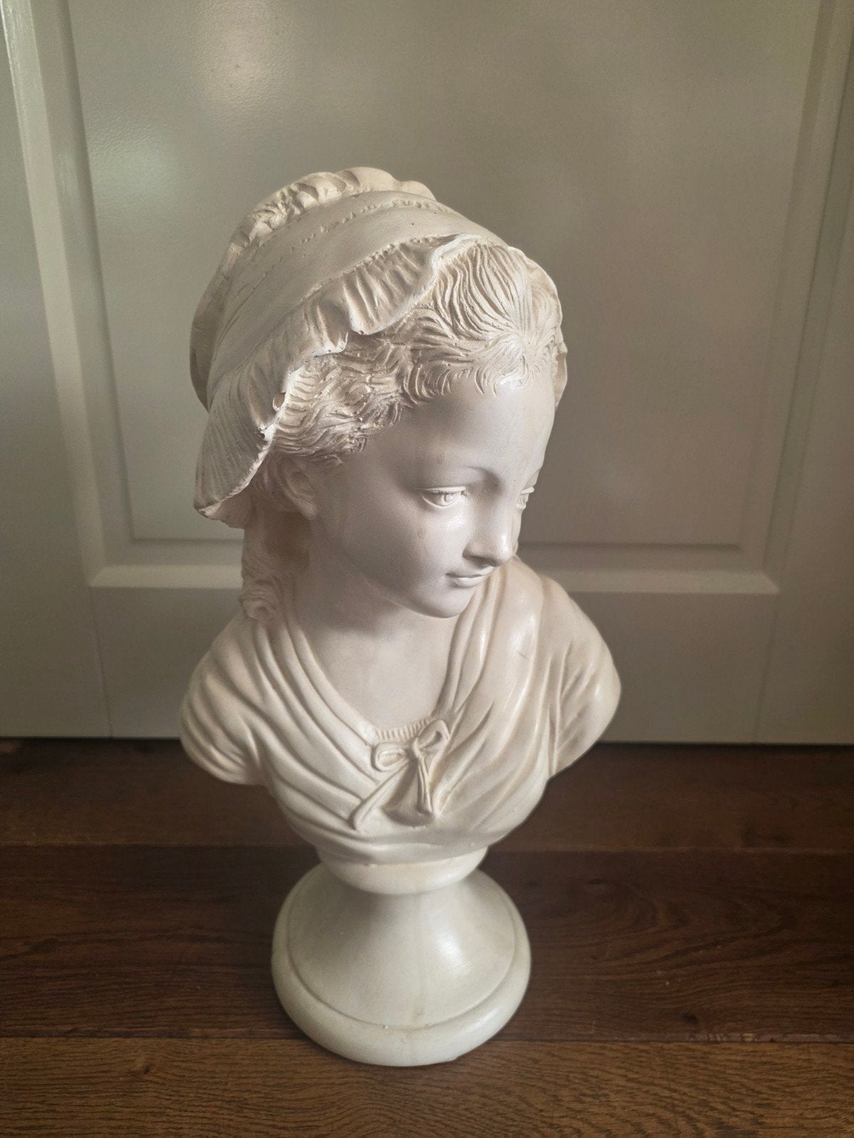 Zwaar stenen beeld van een vrouw, klassieke stijl, Ophalen of Verzenden, 20 - 50 cm, Beeld, Wit