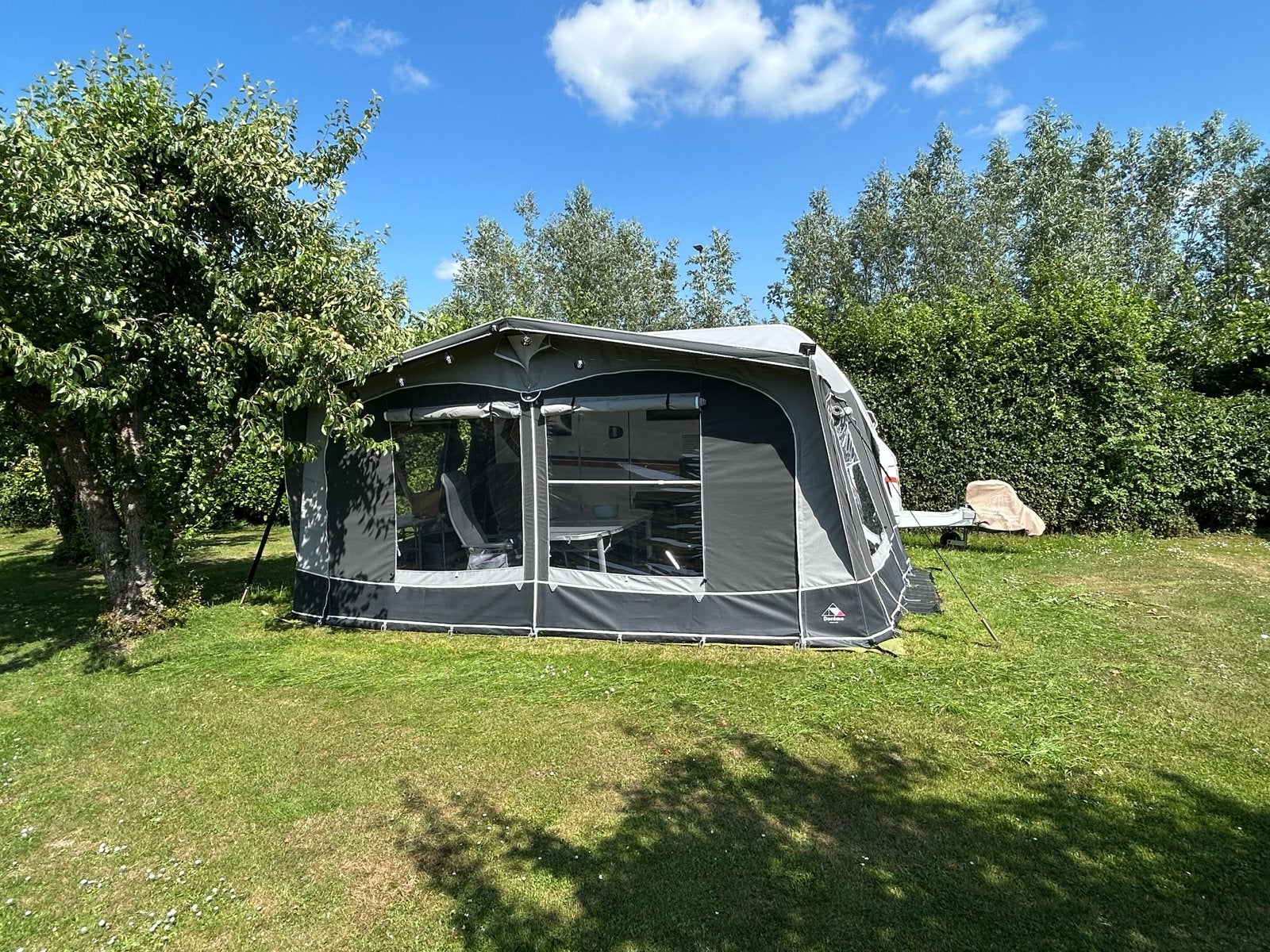 Weinsberg Caraone 390 QD Hot Edition 2023 met voortent & lui, Particulier, 4 tot 5 meter, Hordeur, Knaus