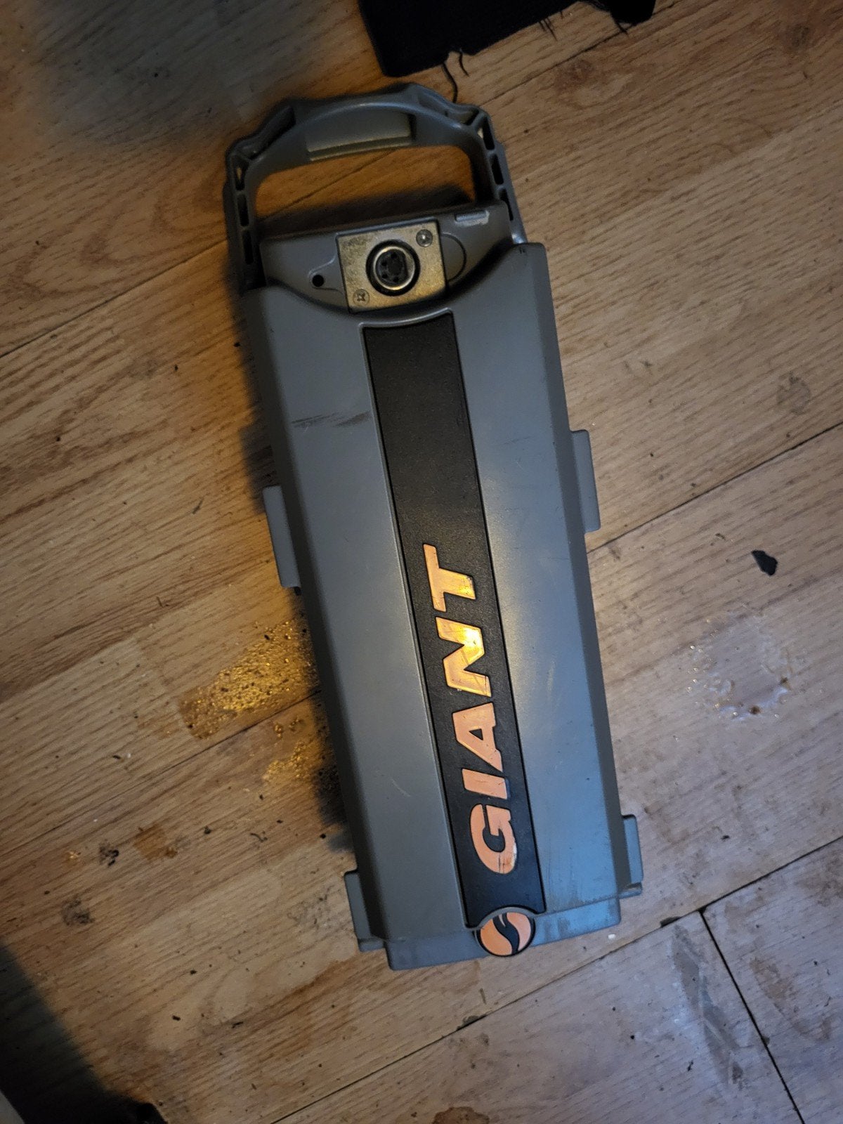 Giant accu met oplader 4 pins, Fietsen en Brommers, Fietsaccessoires | Fietsaccu's, Ophalen of Verzenden, Zo goed als nieuw
