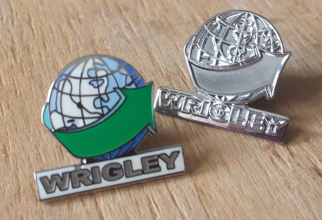 Originele Wrigley pins – messing speldjes (2 stuks), Verzamelen, Ophalen of Verzenden, Nieuw, Merk, Speldje of Pin