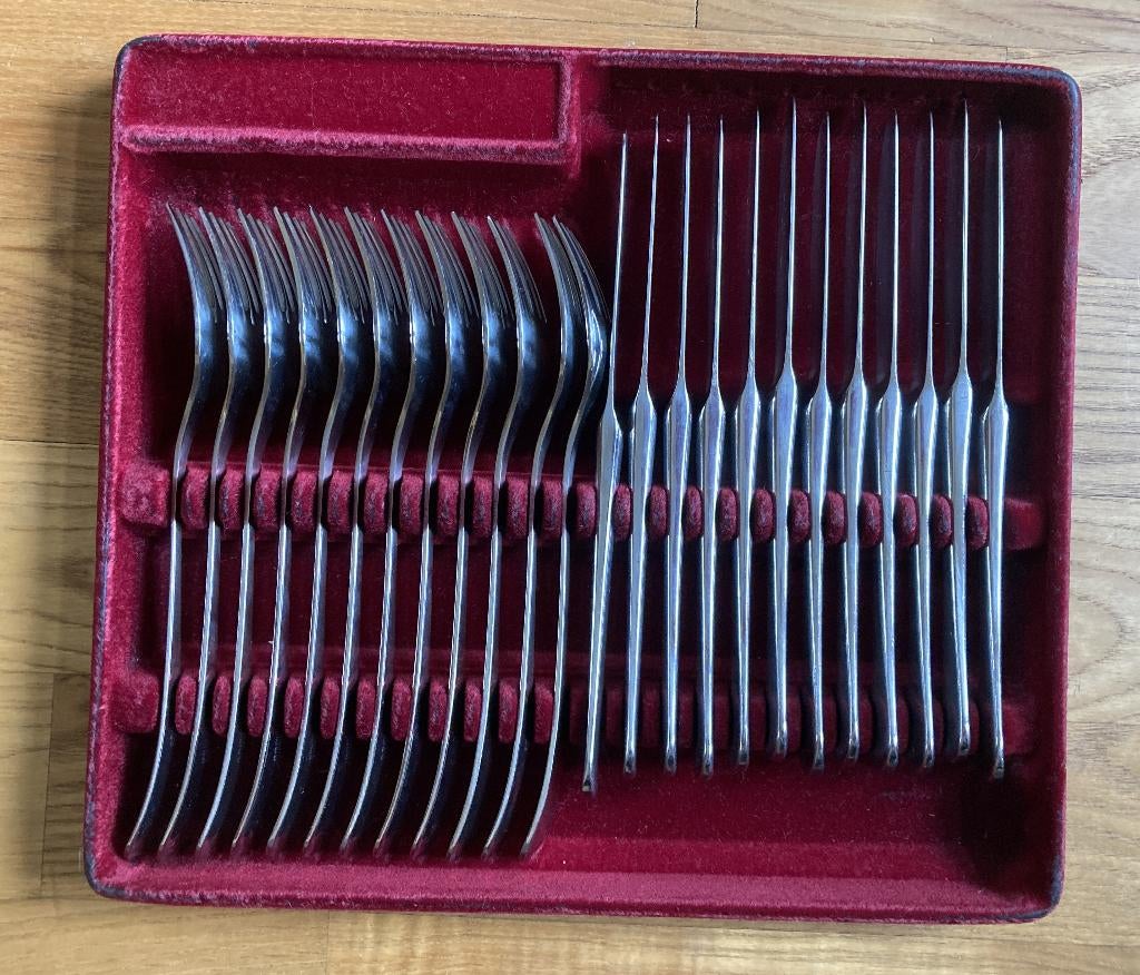 Bestek cassette 12-delig mes en vork Solares rostfrei, Gebruikt, Ophalen of Verzenden, Rvs of Chroom, Vaatwasserbestendig
