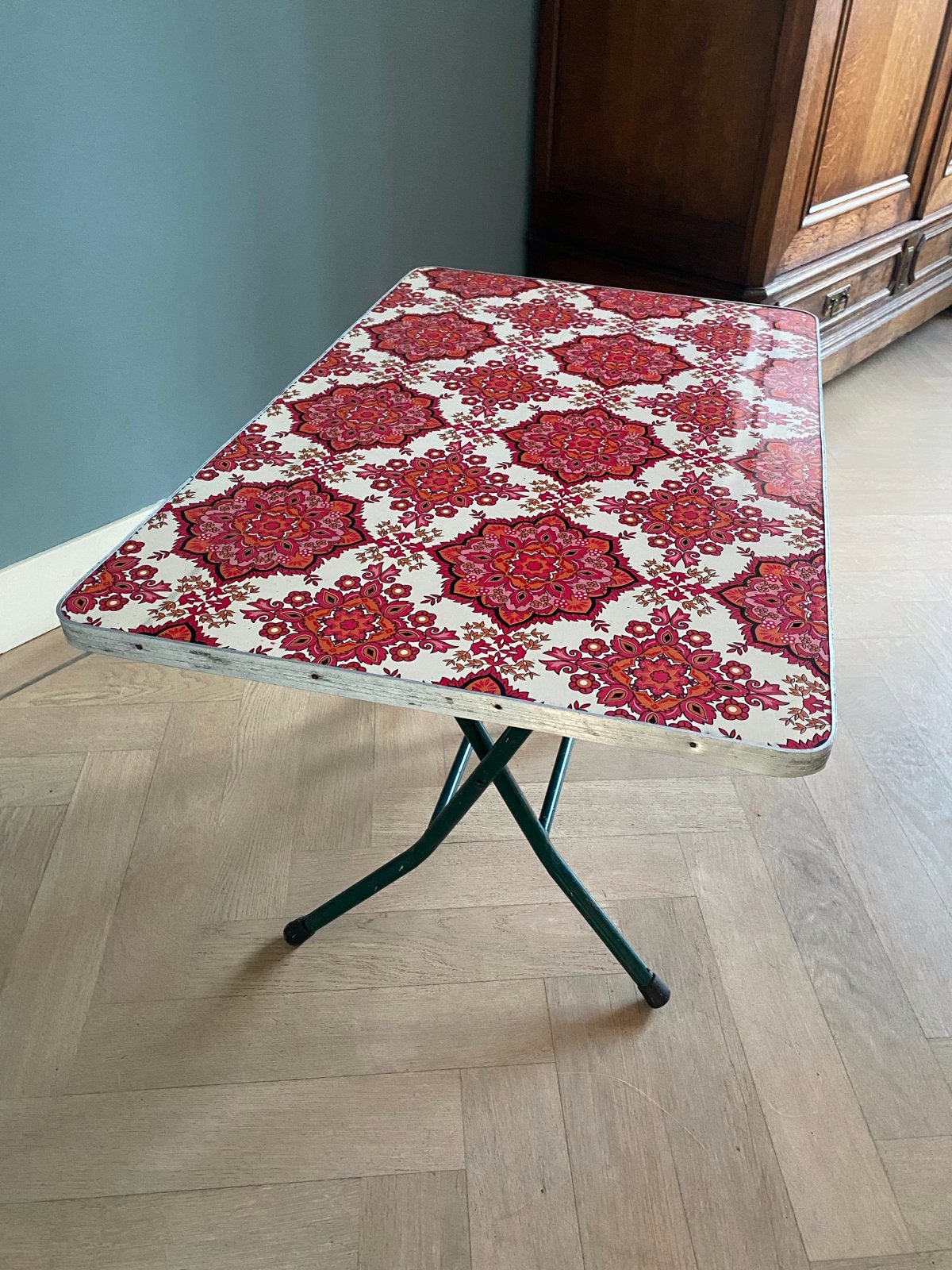 Hippe retro inklapbare bijzet tafel, Huis en Inrichting, Tafels | Bijzettafels, Ophalen, Minder dan 45 cm, Gebruikt, Metaal of Aluminium