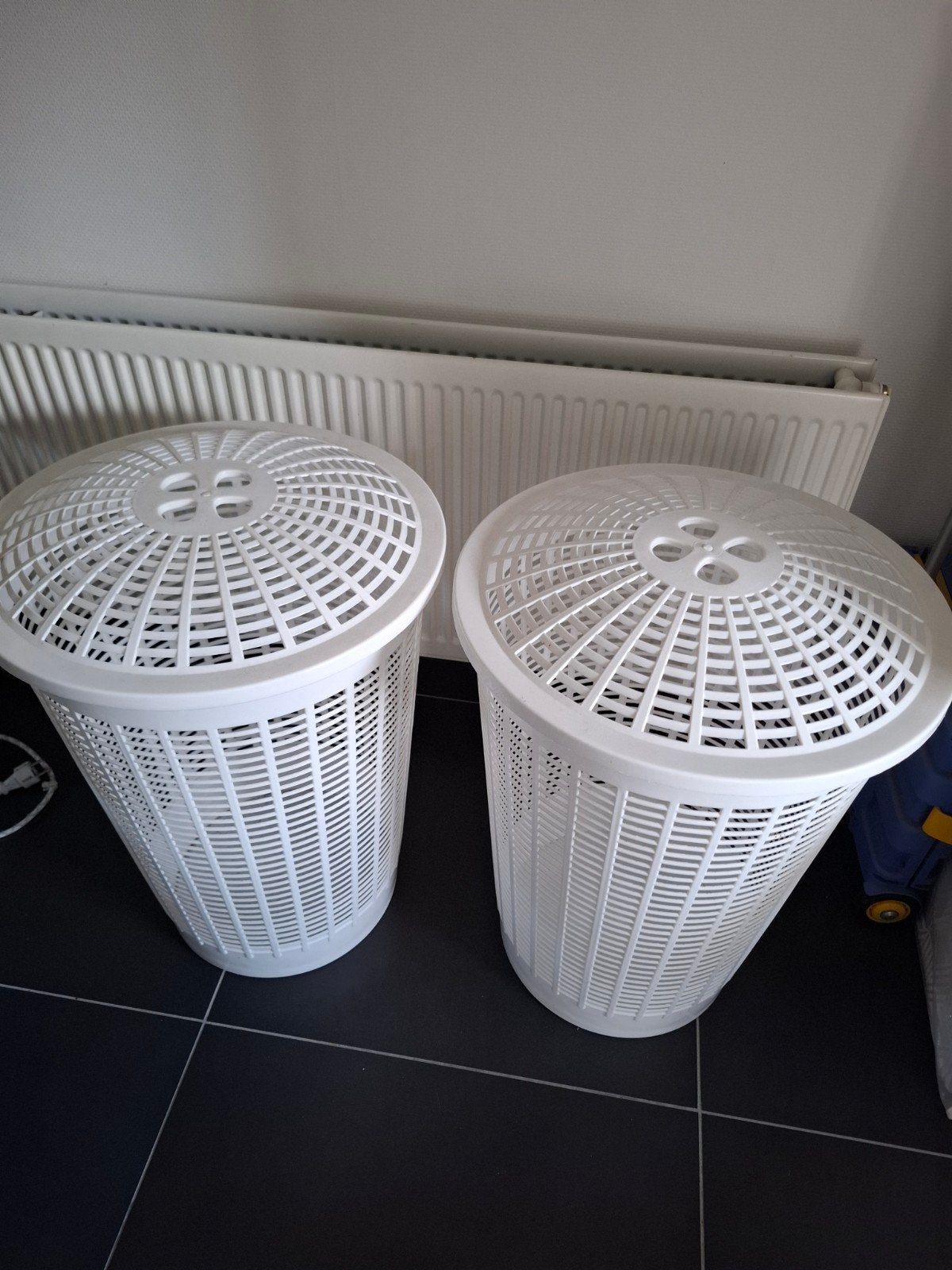 2 Witte wasmanden met deksel, Ophalen, Zo goed als nieuw, Wit