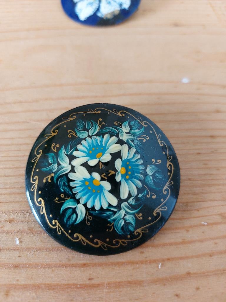 handgeschilderde lakbroche lakwerk broche bloemen, Ophalen, Overige materialen, 4 tot 7 cm, Blauw