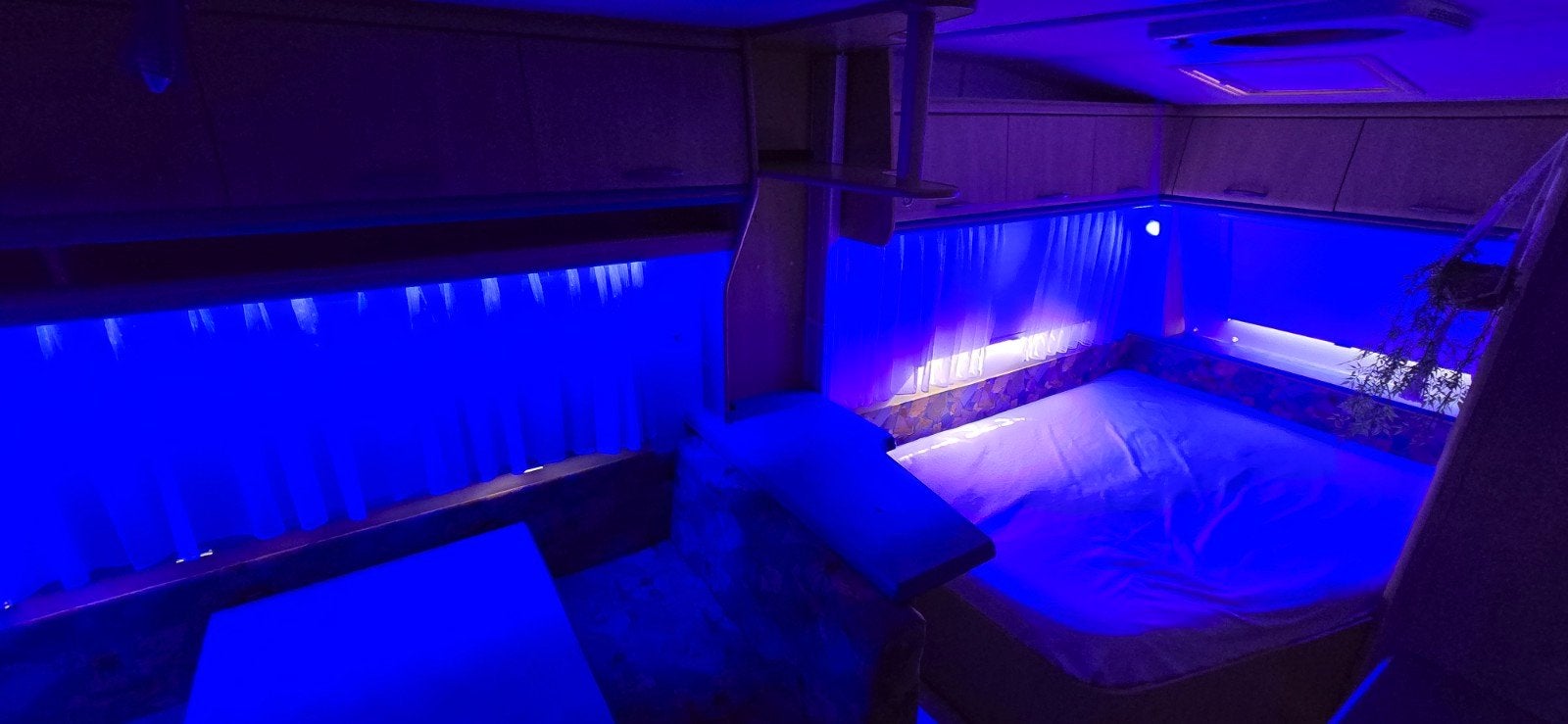 Hobby De Luxe 440 SFe uit 2000 Uniek!!! Ambient Verlichting, Hobby, Frans bed, Treinzit, Particulier