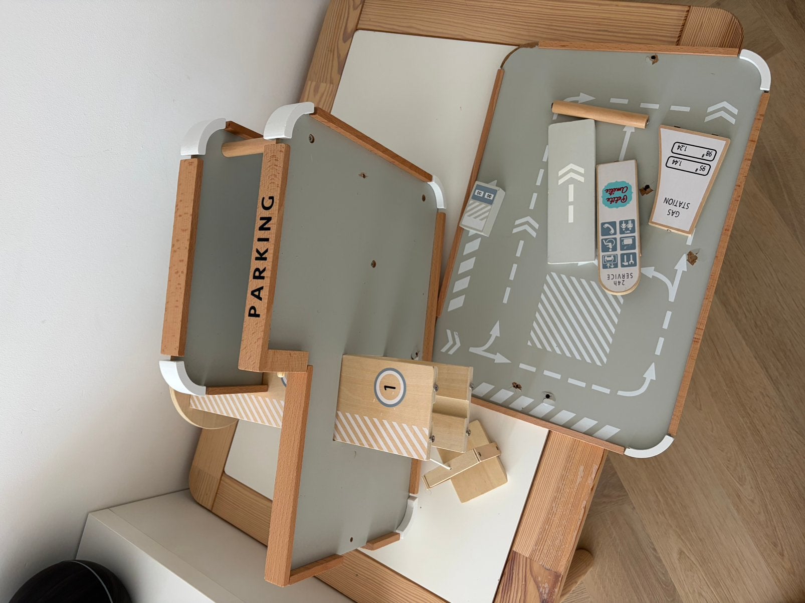 Gratis petit amelie speelgarage (stuk), Kinderen en Baby's, Kinderkamer | Tafels en Stoelen, Ophalen, Zo goed als nieuw, Stoel(en)