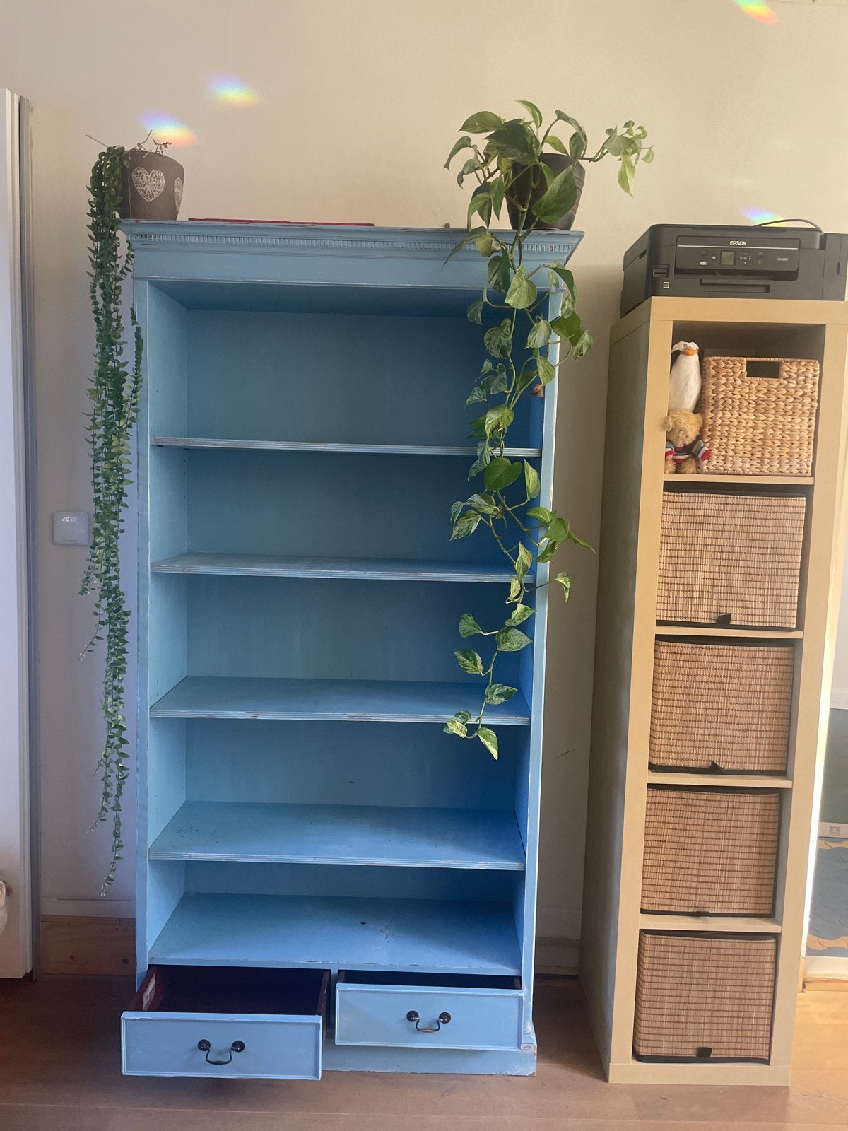 Vintage blauwe boekenkast met lades