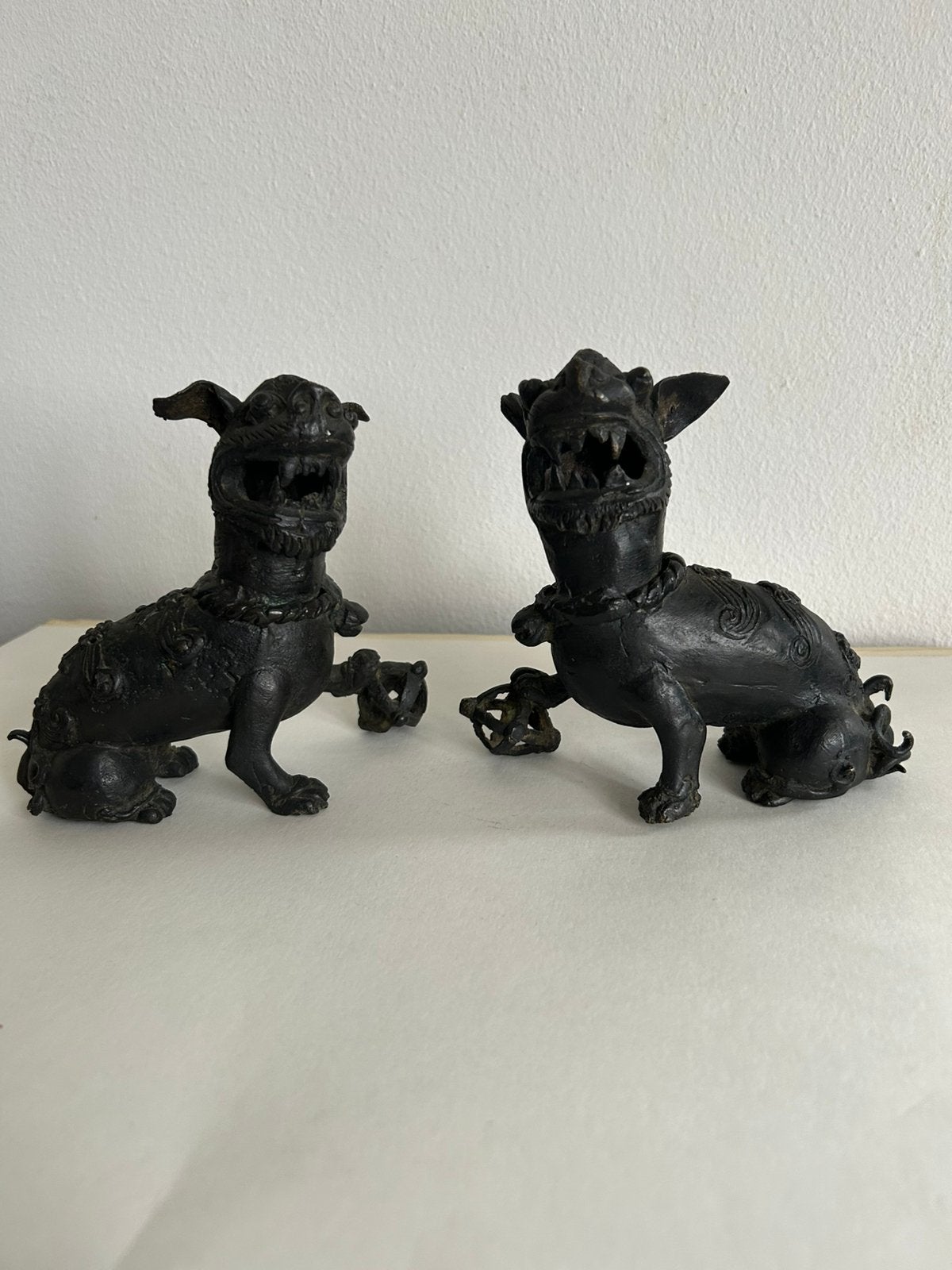 Twee oude Chinese bronzen foo dogs, Antiek en Kunst, Ophalen of Verzenden