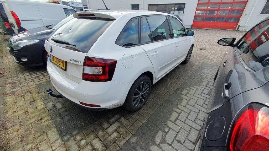Skoda Rapid Spaceback 1.0 TSI Drive 95pk AUTOMAAT - Trekhaak, Auto's, Automaat, Stof, Gebruikt, Euro 6