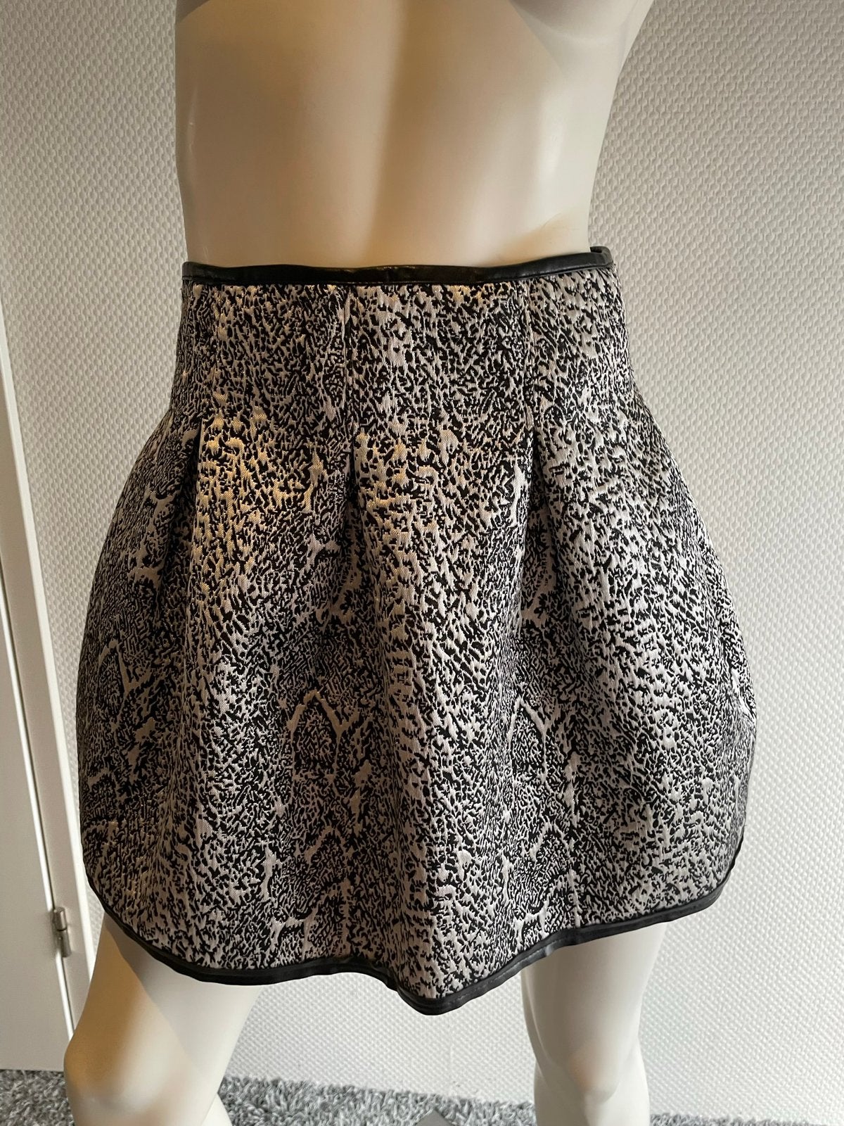 Sweewe rokje met zilveren vlekjes print maat s, Kleding | Dames, Cocktailjurk, Ophalen of Verzenden, Zo goed als nieuw, Maat 36 (S)