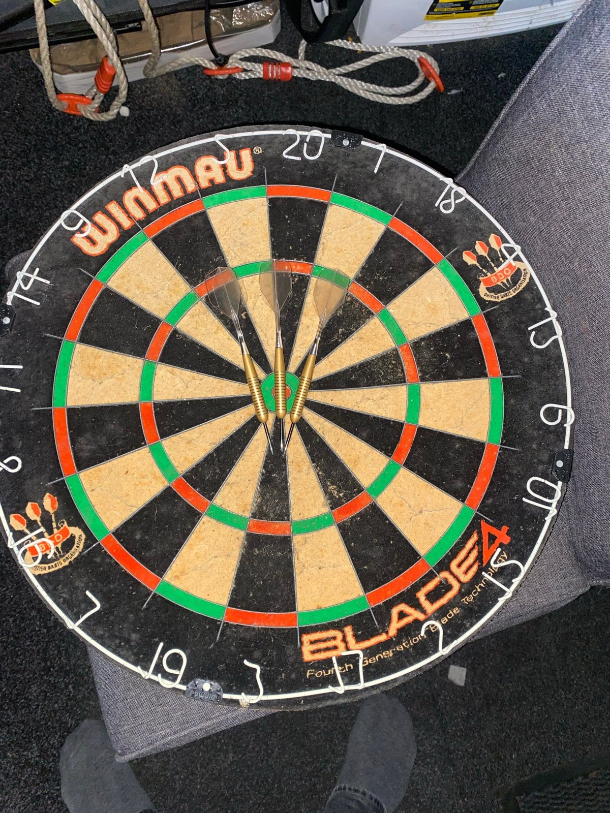 Winmau Blade 4 dartbord met pijlen, Sport en Fitness, Darts, Ophalen of Verzenden, Gebruikt, Dartbord met pijlen