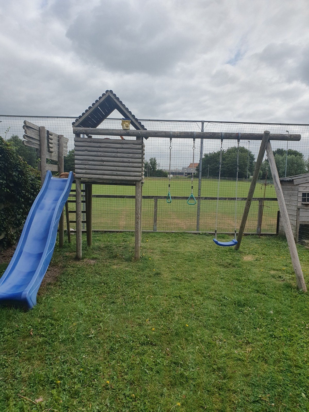 Speeltoestel met huisje, glijbaan en schommel, Kinderen en Baby's, Speelgoed | Buiten | Speeltoestellen, Ophalen, Gebruikt, Schommel
