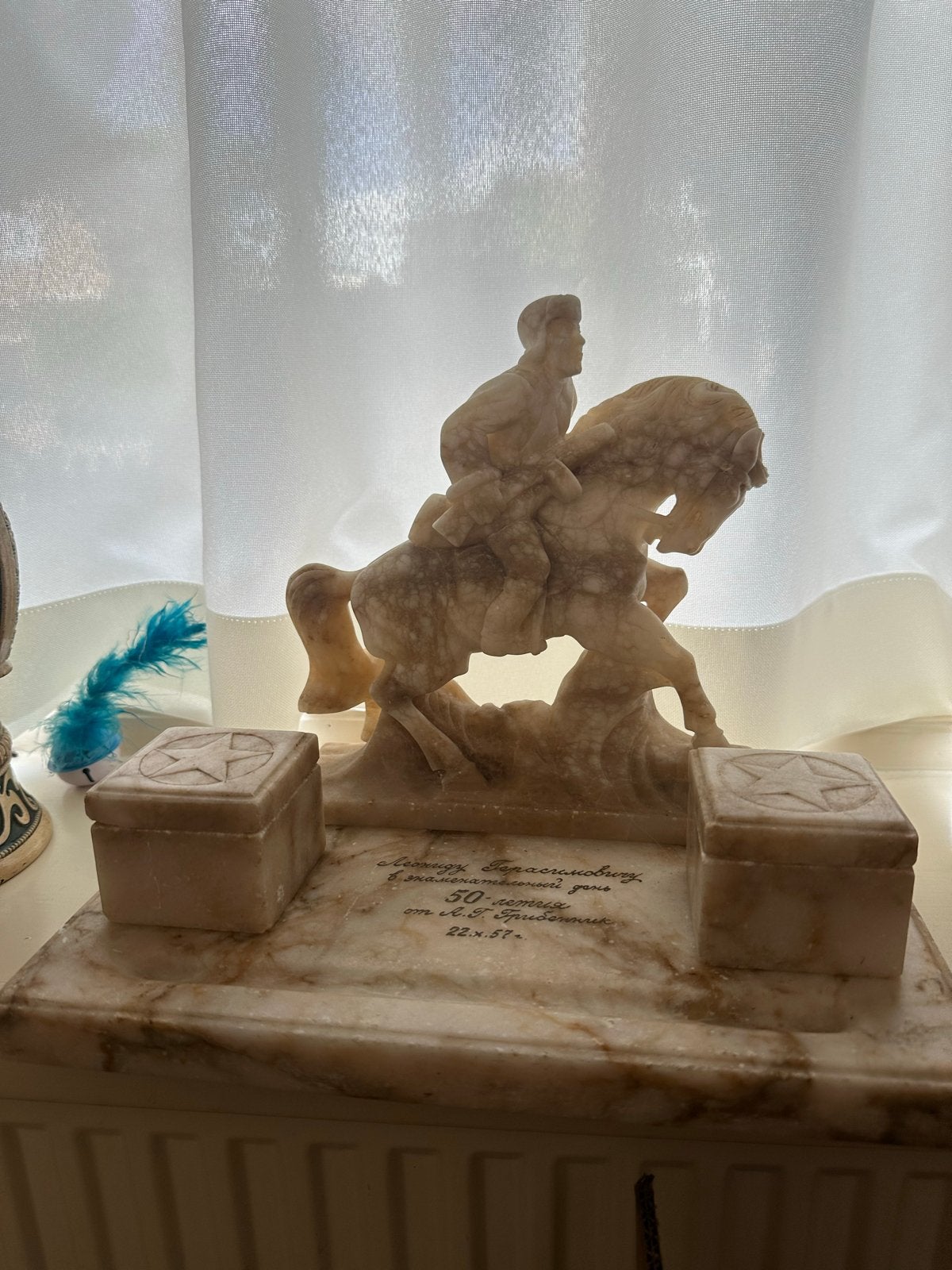 Vintage marmeren sculptuur van ruiter op paard, Ophalen of Verzenden, Steen of Keramiek, Beeld, Beige