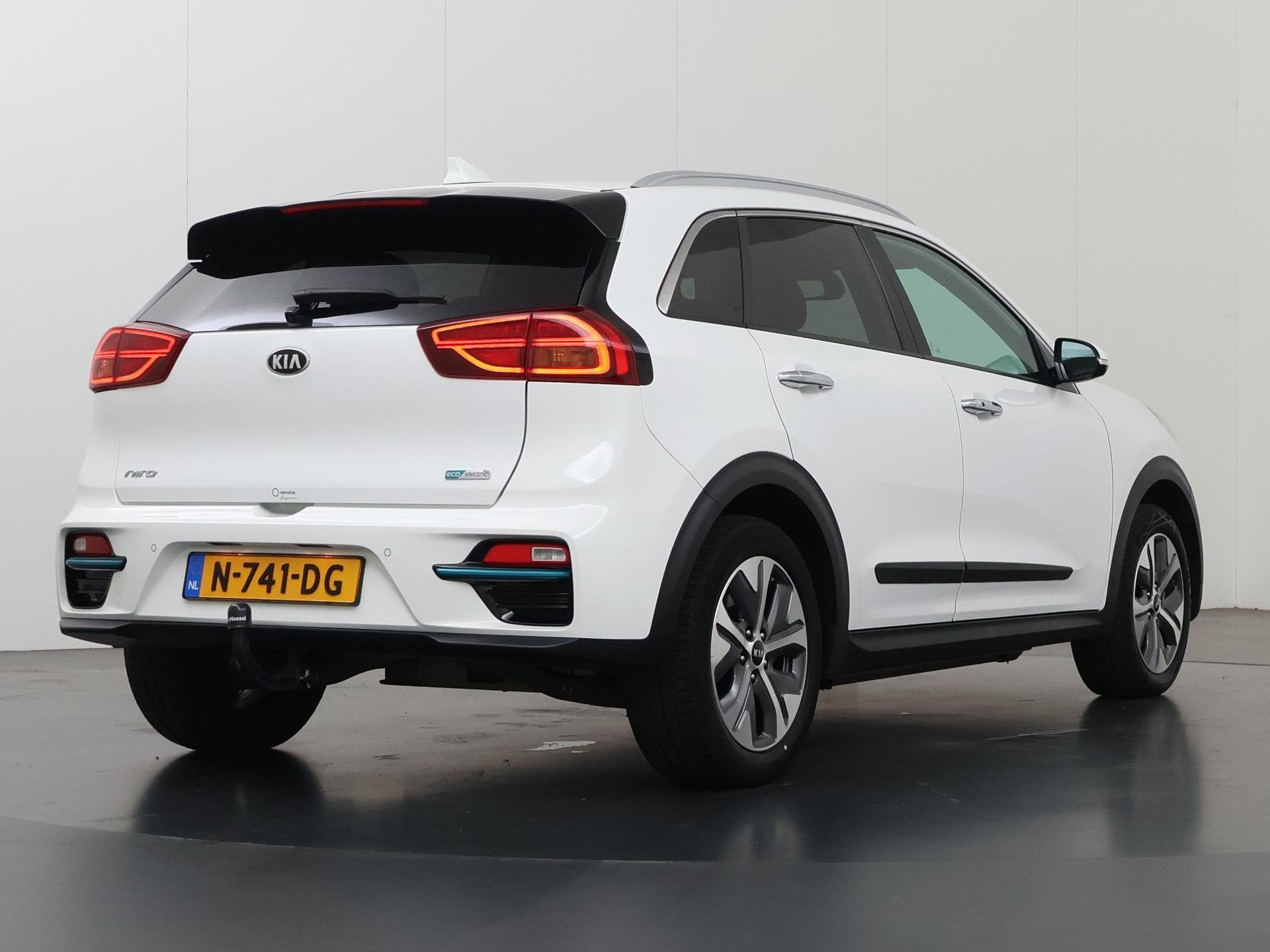 Kia e-Niro DynamicPlusLine 64 kWh | Trekhaak | Schuif/kantel, Gebruikt, Zwart, 1712 kg, Automatische klimaatregeling