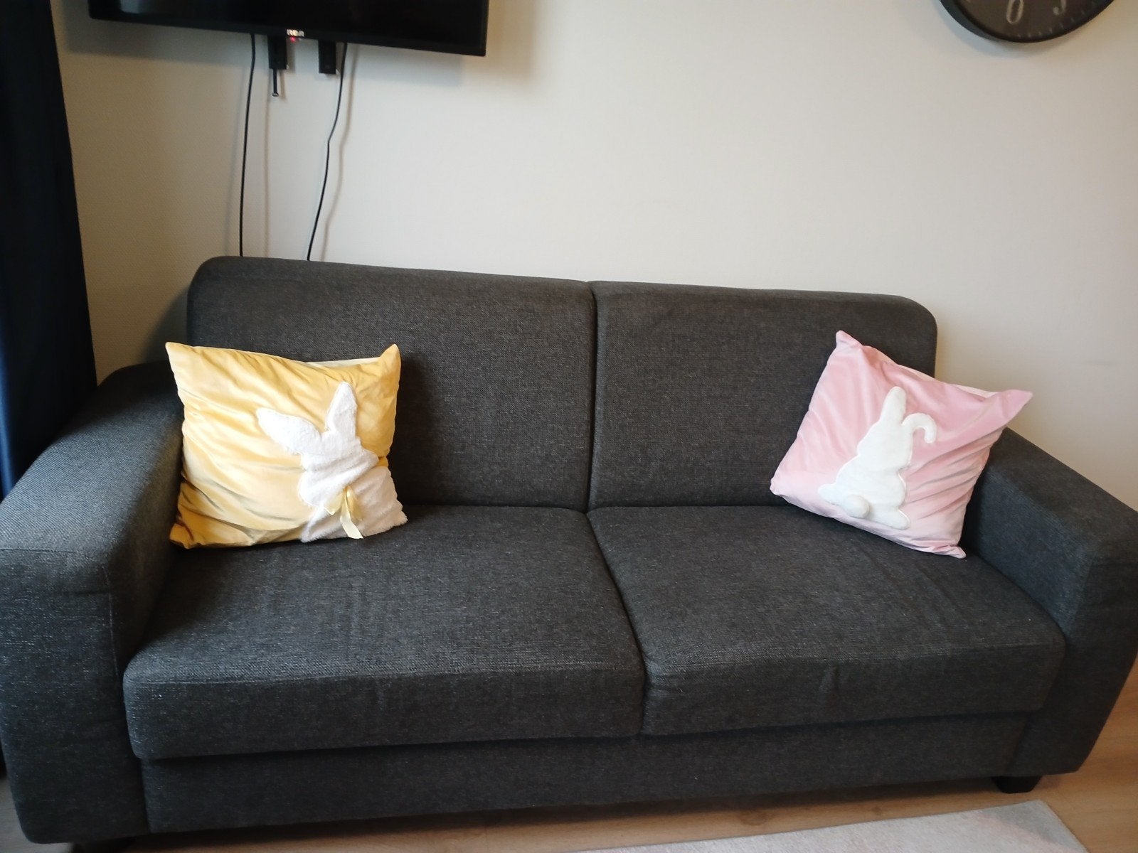 Comfortabele 2-zitsbank in donkergrijs stof, Ophalen, Gebruikt, 150 tot 200 cm, Tweepersoons