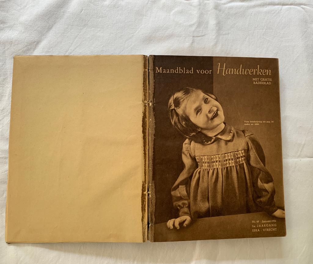 ingebonden jaargang maandblad voor handwerken uut 1951, Ophalen of Verzenden, Gelezen, Damesbladen