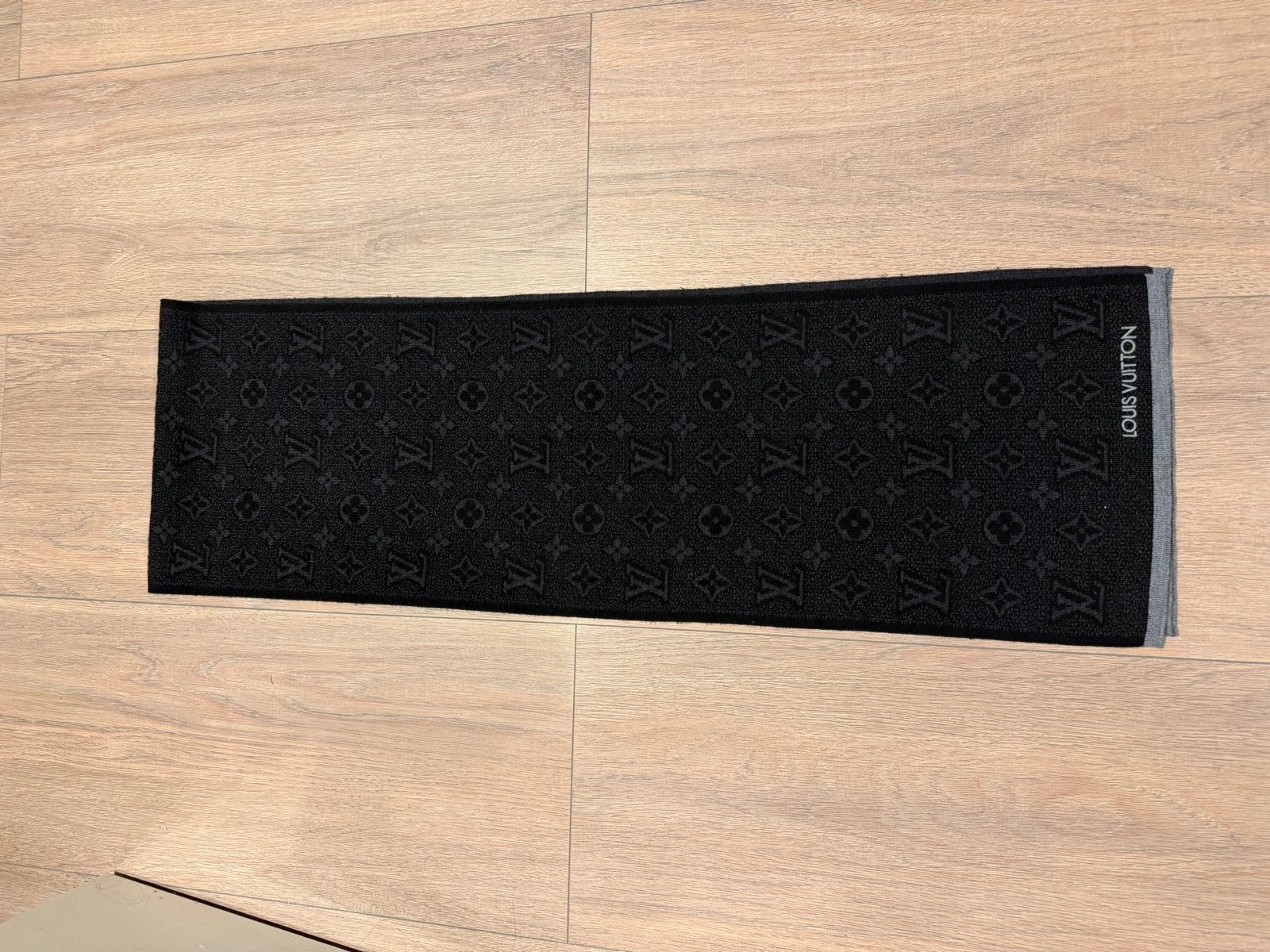Louis Vuitton Monogram Shadow Sjaal Zwart, Ophalen of Verzenden, Zo goed als nieuw, Maat 38/40 (M), Sjaal