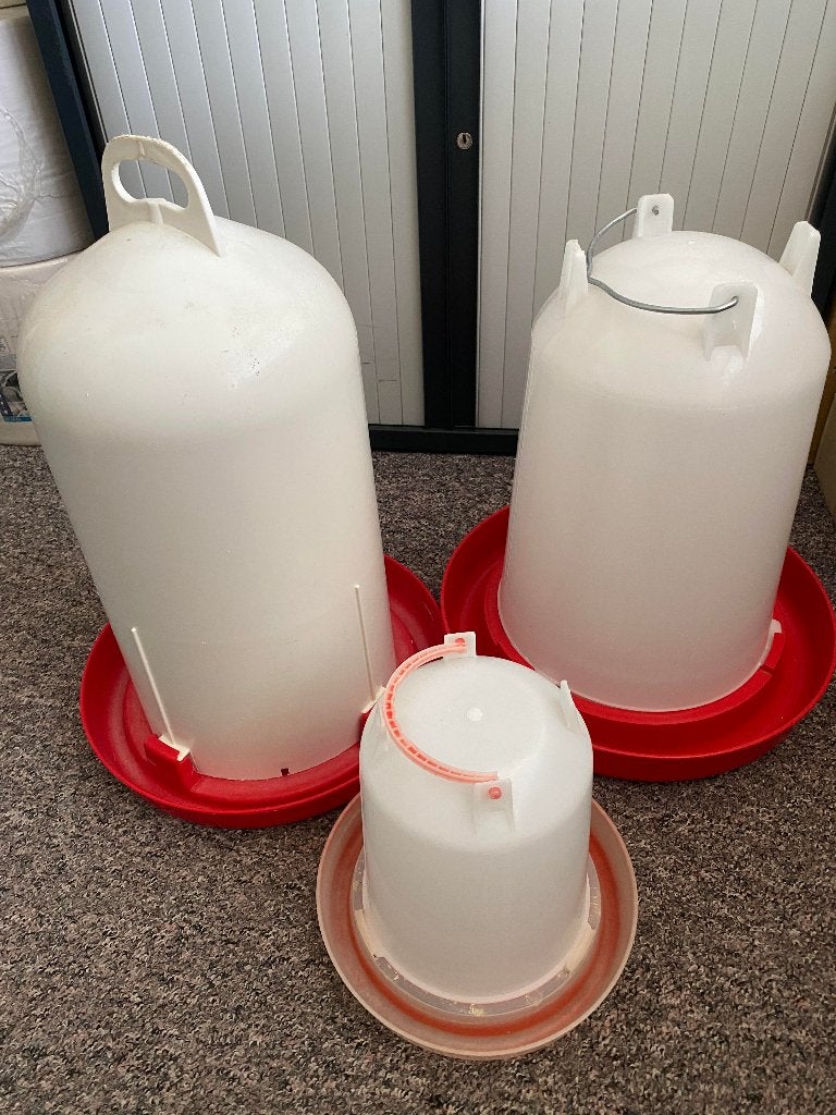 Drink emmers voor kippen, Ophalen, Gebruikt, Drinken en Voederen