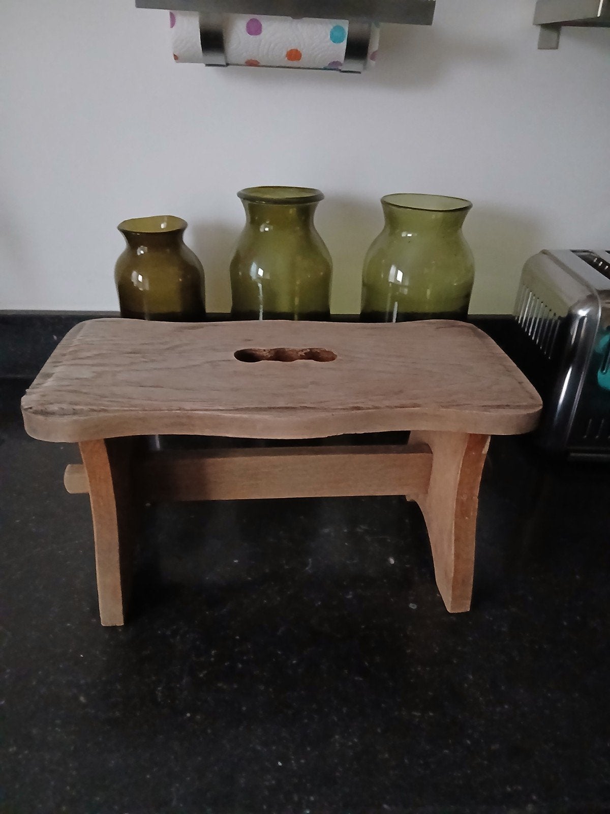 oud houten (vensterbank) krukje in fraaie conditie, Huis en Inrichting, Verzenden, Zo goed als nieuw, Hout