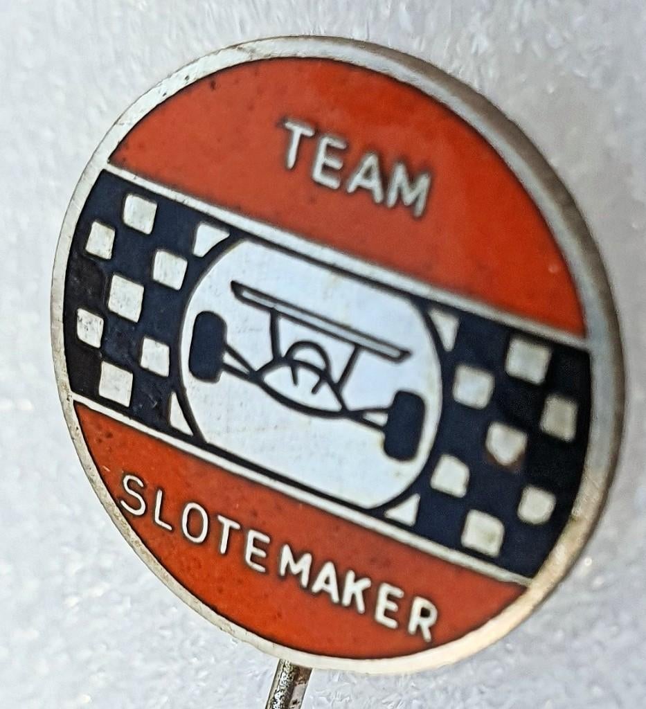 Team Slotemaker (Zandvoort), geëmailleerde oude speld  1965, Verzenden, Zo goed als nieuw, Transport, Speldje of Pin