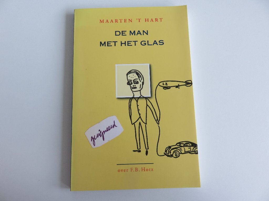De man met het glas over F.B. Hotz Maarten 't Hart gesigneer, Boeken, Ophalen of Verzenden, Zo goed als nieuw, Maarten 't hart