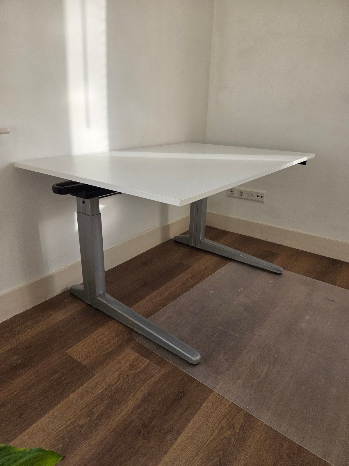 Verstelbaar wit ahrend bureau gratis af te halen, Huis en Inrichting, Bureaus, Ophalen, Zo goed als nieuw