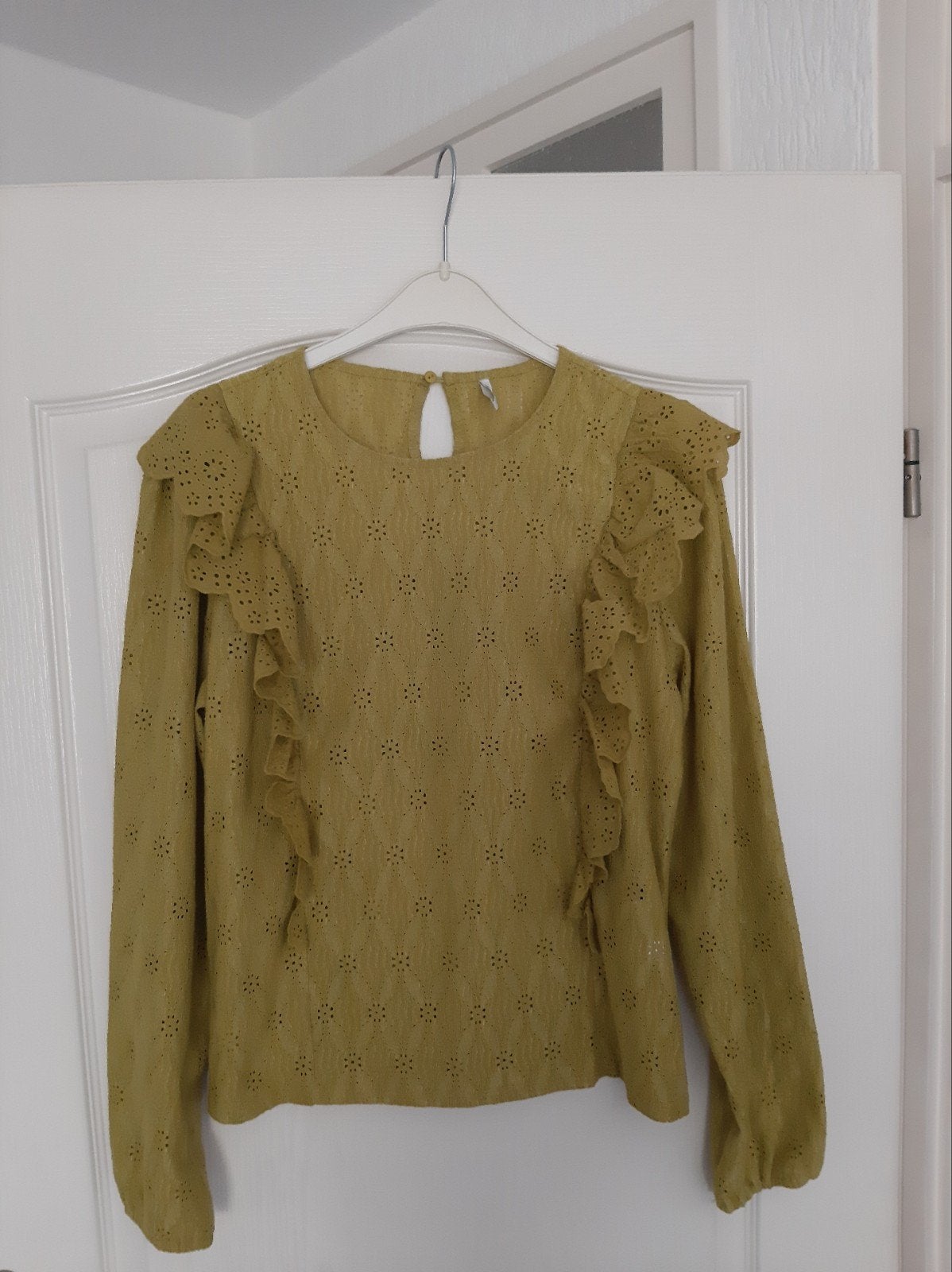Nieuwe Olijfgroene Blouse met Ruches en Broderie - Maat M, Maat 38/40 (M), Only, Nieuw, Ophalen of Verzenden