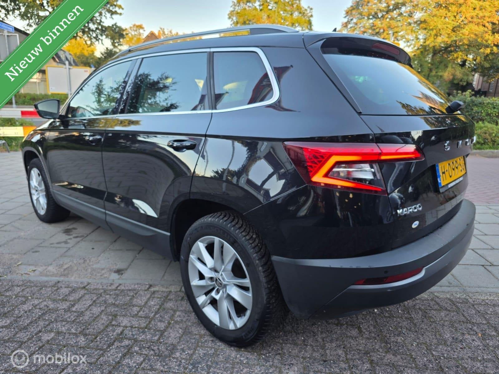 Skoda Karoq 1.5 TSI ACT Sportline Business Keyless Carplay D, Auto's, Dealer onderhouden, 4 cilinders, 150 pk, Zwart