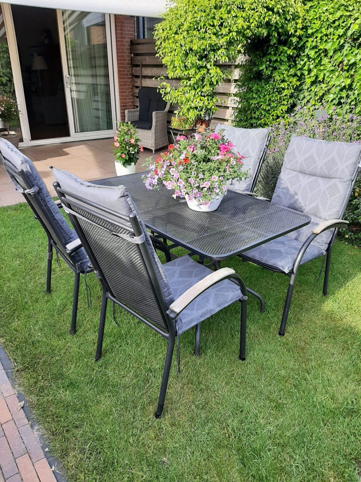 Prachtige tuinset, strekmetaal, 4 stoelen met nieuwe kussens, Ophalen, 4 zitplaatsen, Zo goed als nieuw, Tuinset
