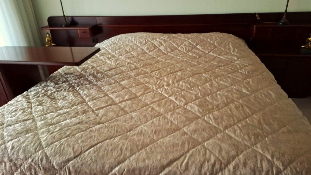 Luxe gouden satijnen sprei met bloemenpatroon  270x 280 cm, Overige materialen, Tweepersoons, Ophalen of Verzenden, Zo goed als nieuw