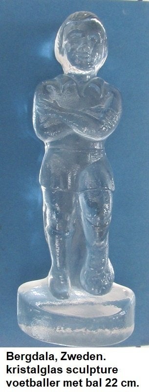 Zweden, Bergdala kristal sculpture voetballer met bal, 22 cm, Ophalen of Verzenden, Zo goed als nieuw, Mens