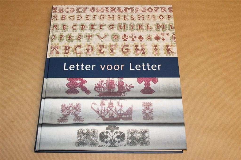 Prachtboek over merklappen in de opvoeding Friese meisjes, Ophalen of Verzenden, Zo goed als nieuw